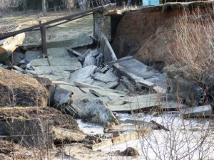 Размыв стока плотины и частичное обрушение грунта