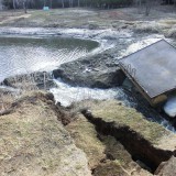 Размыв стока плотины и частичное обрушение грунта